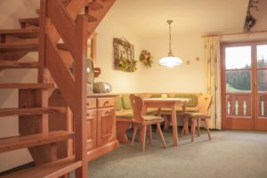 mit Treppe zum Schlafzimmer