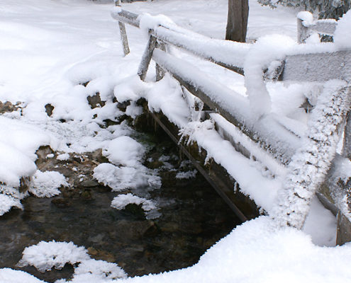 Schneebedeckte Brücke